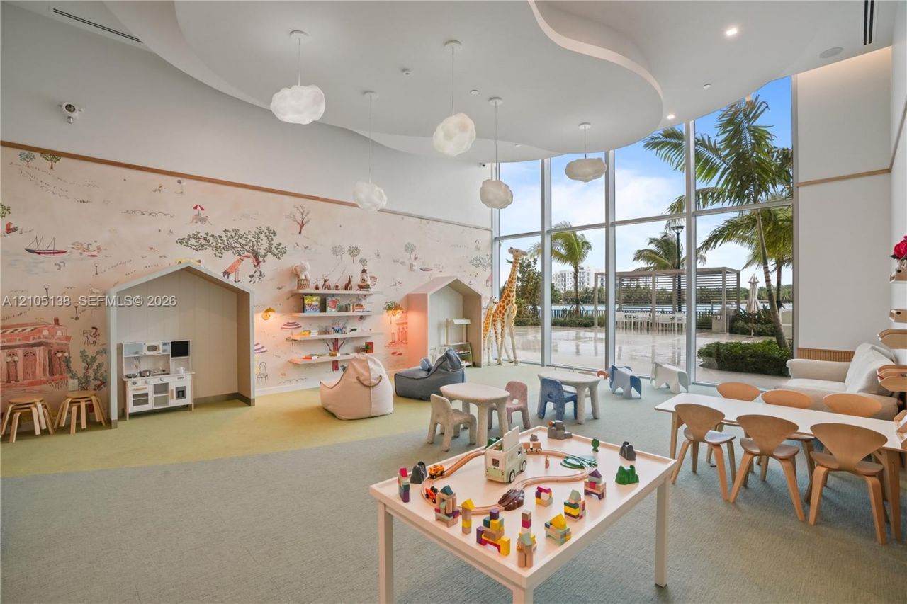 2411 Laguna Circle, Unit 1505, North Miami, FL 33181 Photo