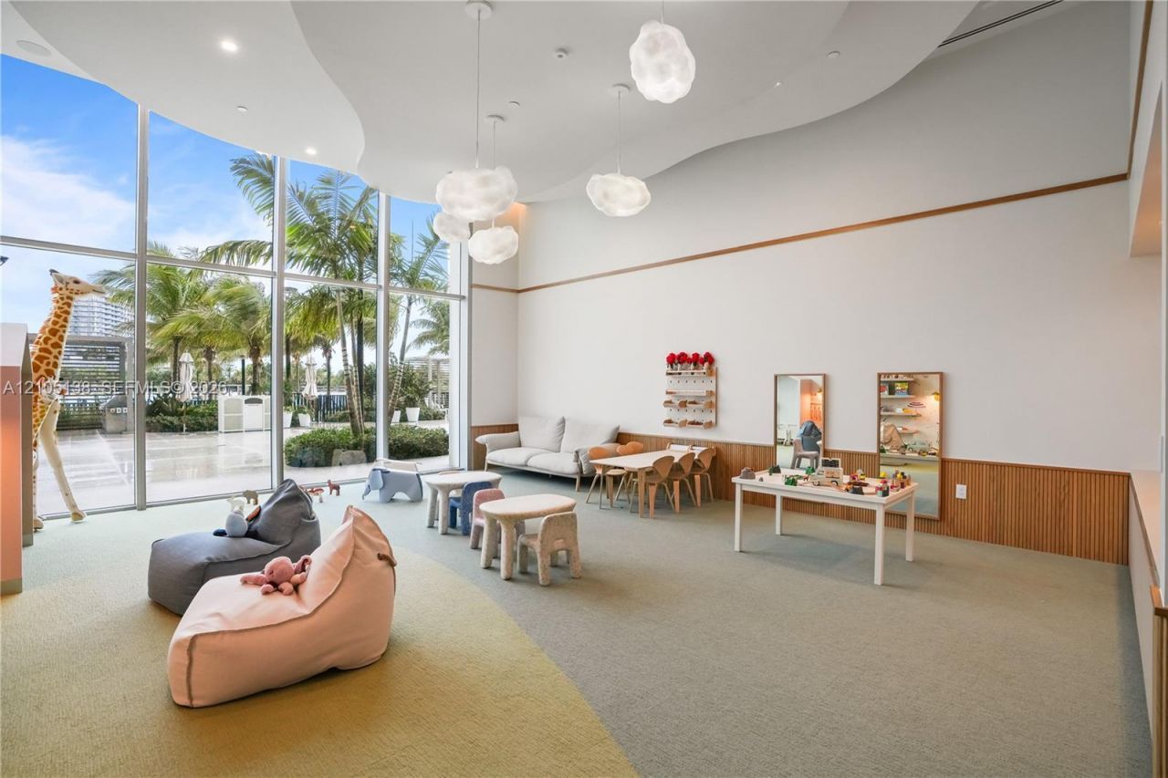 2411 Laguna Circle, Unit 1505, North Miami, FL 33181 Photo