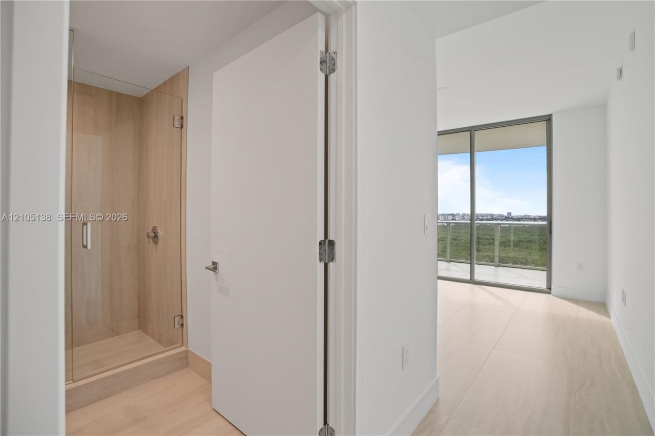 2411 Laguna Circle, Unit 1505, North Miami, FL 33181 Photo