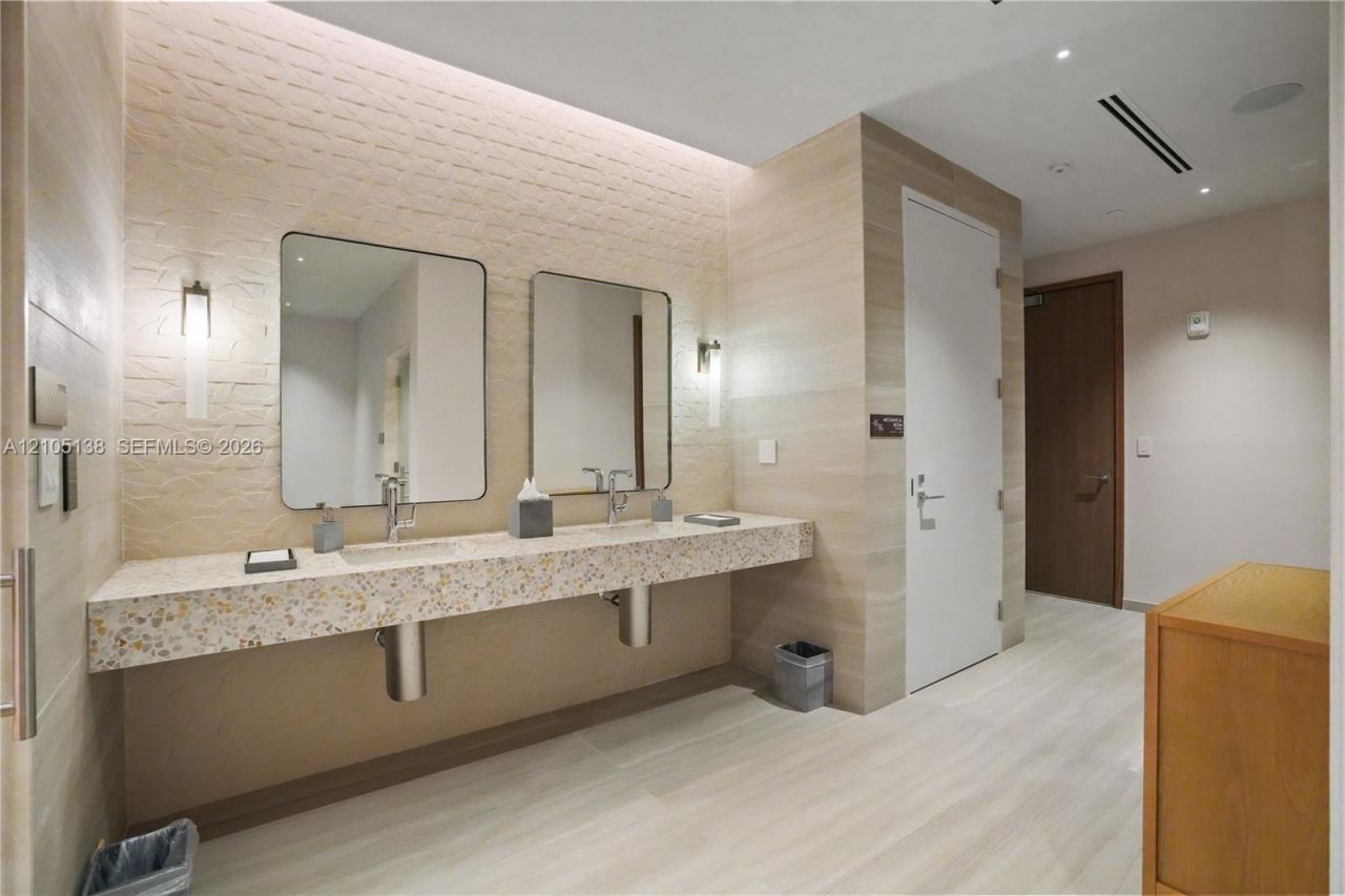 2411 Laguna Circle, Unit 1505, North Miami, FL 33181 Photo