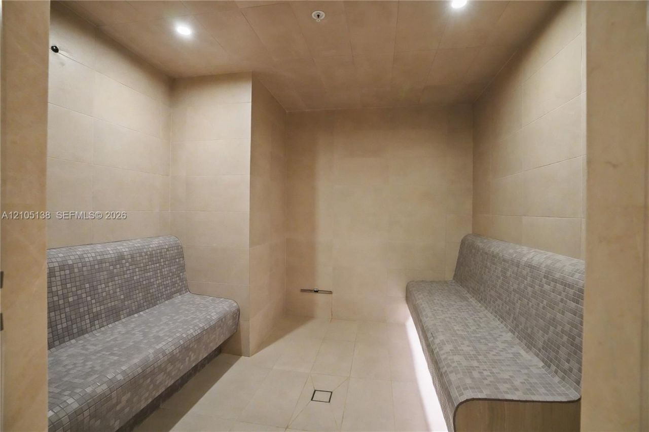 2411 Laguna Circle, Unit 1505, North Miami, FL 33181 Photo