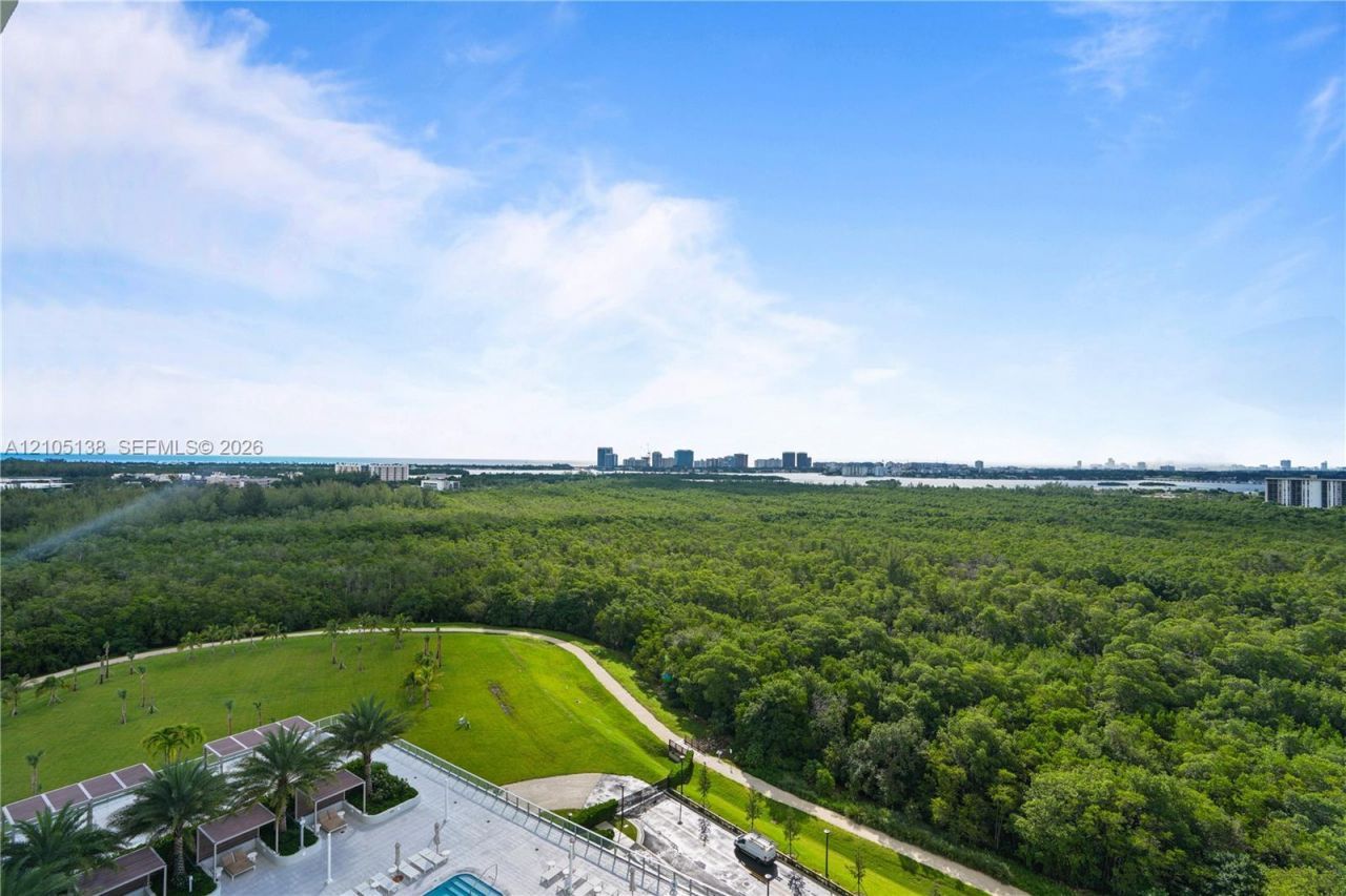 2411 Laguna Circle, Unit 1505, North Miami, FL 33181 Photo