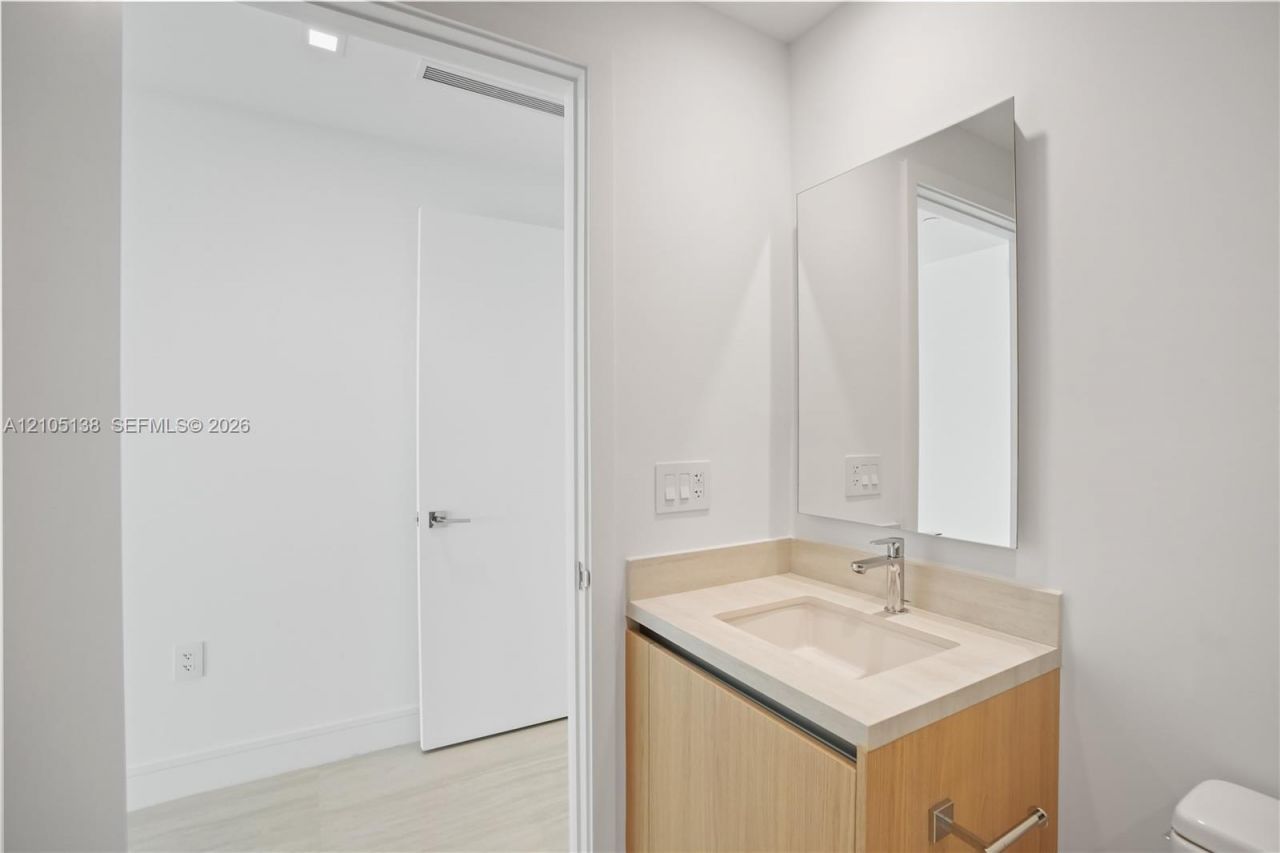 2411 Laguna Circle, Unit 1505, North Miami, FL 33181 Photo