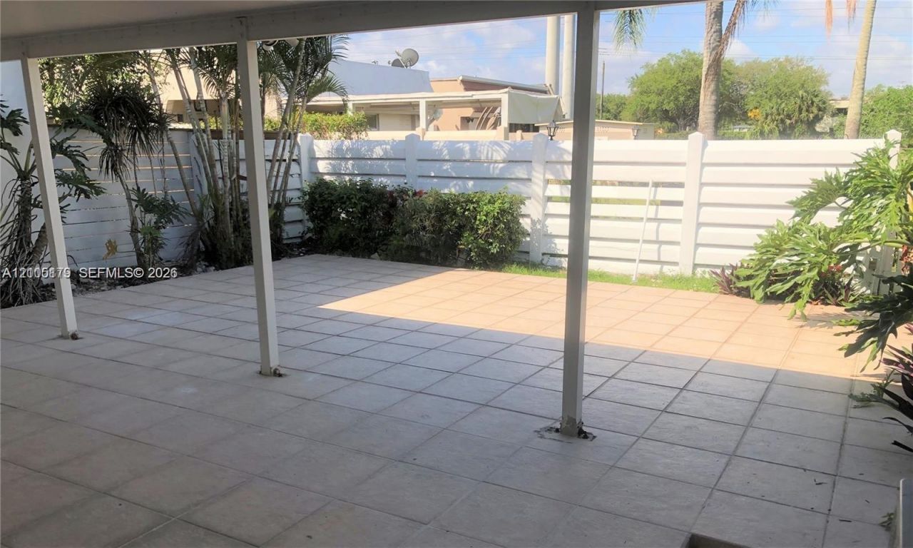 7443 Twin Sabal Dr , Miami Lakes, FL 33014 Photo