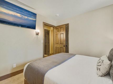 1468 June Way, South Lake Tahoe, CA 96150 Photo
