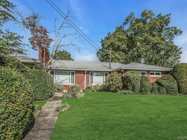 260 Oakridge Lane , Albertson, NY 11507