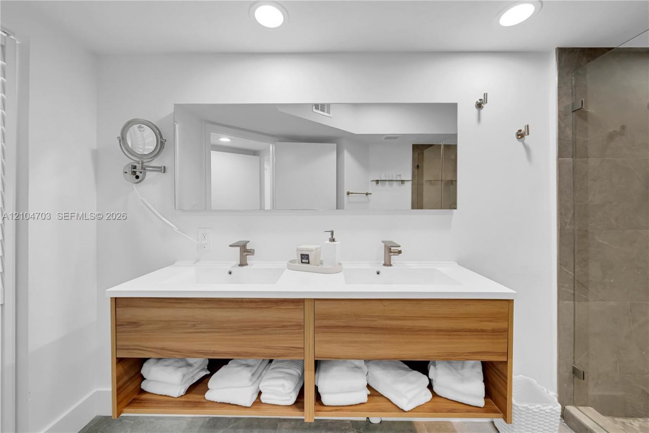 16425 Collins Ave , Unit 712, Sunny Isles Beach, FL 33160 Photo