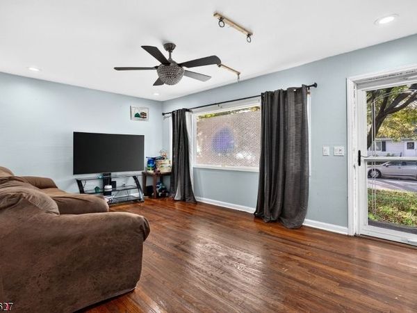 8 Kelly St, Metuchen, NJ 08840