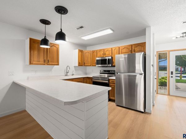 1909 S Sertoma Ave, Sioux Falls, SD 57106