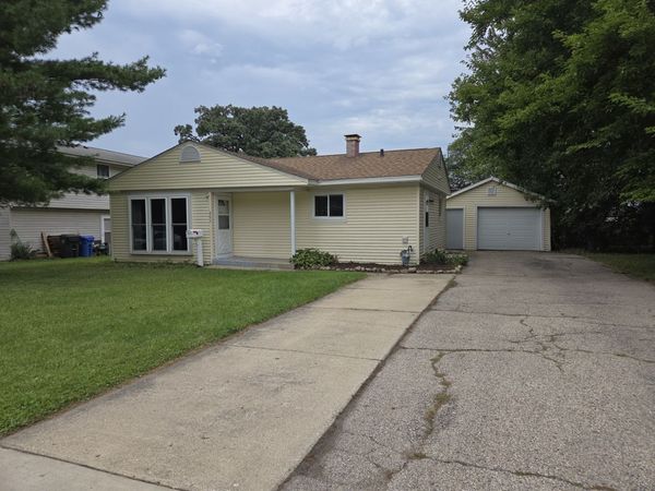 207 Caddy Avenue , Carpentersville, IL 60110
