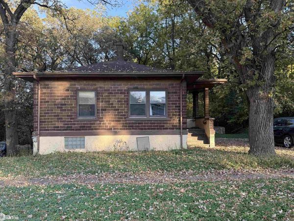 805 Elm Dr, Mason City, IA 50401