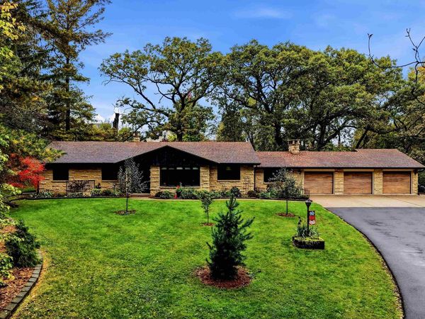 12477 Oak Brook Place, Dubuque, IA 52001