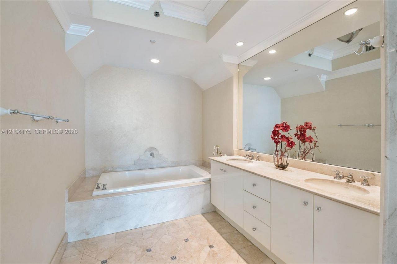 100 S Pointe Dr , Unit 2902, Miami Beach, FL 33139 Photo