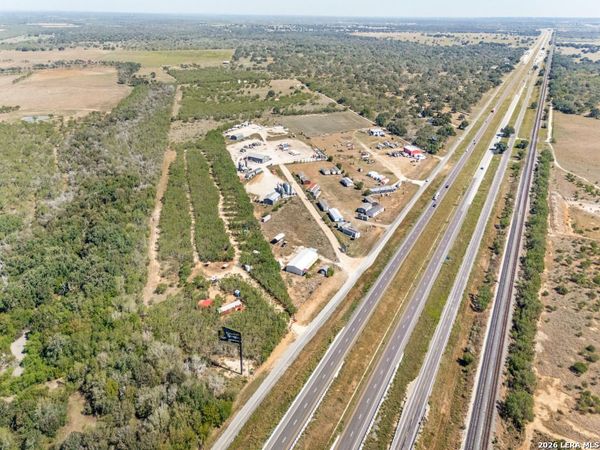 15725 N INTERSTATE 35, Moore, TX 78057