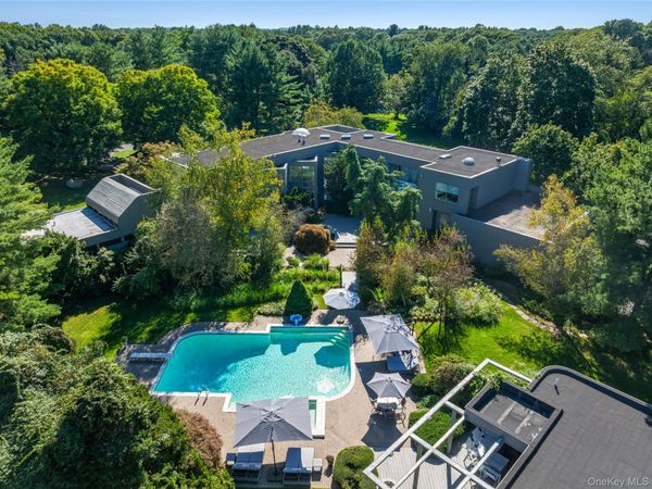 18 Chestnut Hill Drive , Upper Brookville, NY 11771