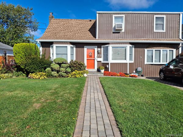 32 Halycon Road , Lindenhurst, NY 11757