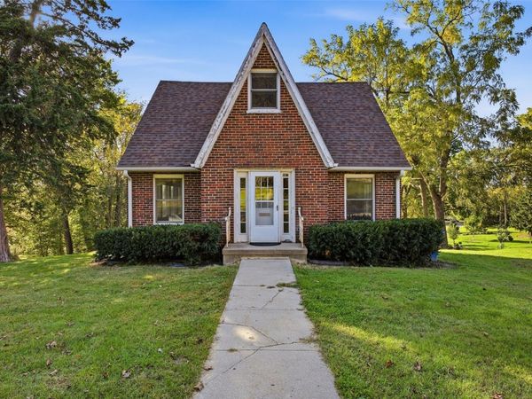 317 10th Ave SW, Mt Vernon, IA 52314