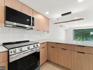 30 N WATERLOO ROAD, Unit 17, DEVON, PA 19333