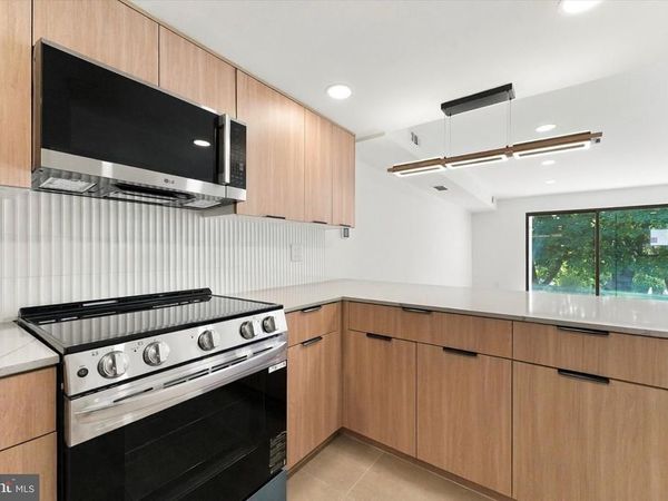 30 N WATERLOO ROAD, Unit 17, DEVON, PA 19333