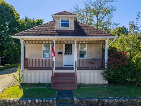 89 Church St, Fairhaven, MA 02719