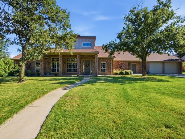 800 Cottonwood Court, Stephenville, TX 76401