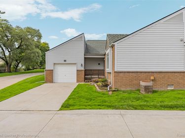 715 Claire Pointe Court E, St Clair Shores, Mi 48081