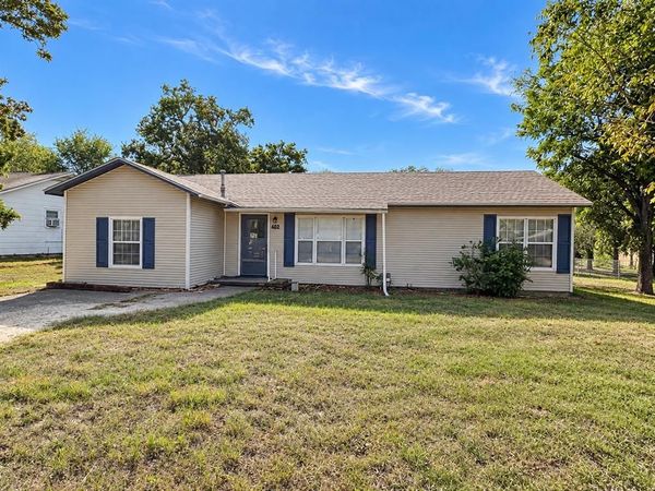 512 E Charles Street , Riesel, TX 76682
