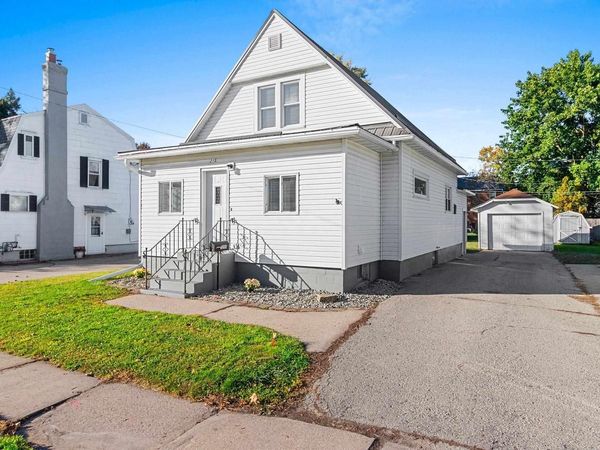 215 W QUINCY STREET, New London, WI 54961