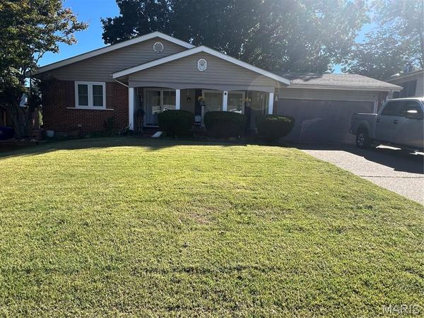 6 Fairway Court, Florissant, MO 63033