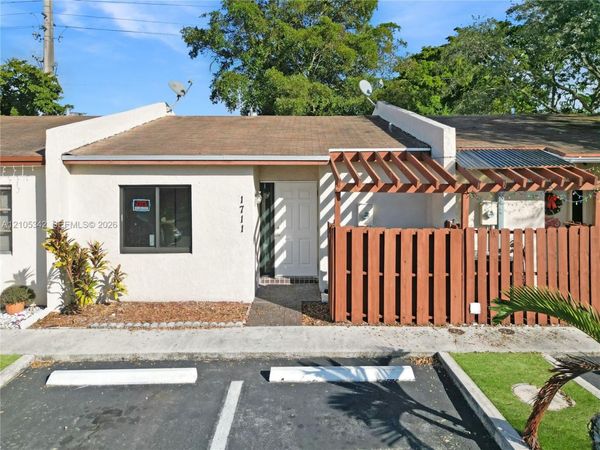 1711 NW 92nd Ave , Pembroke Pines, FL 33024