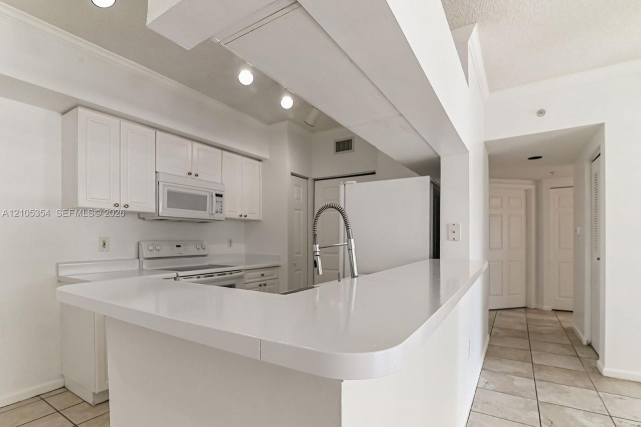 17125 N Bay Rd, Unit 3307, Sunny Isles Beach, FL 33160 Photo