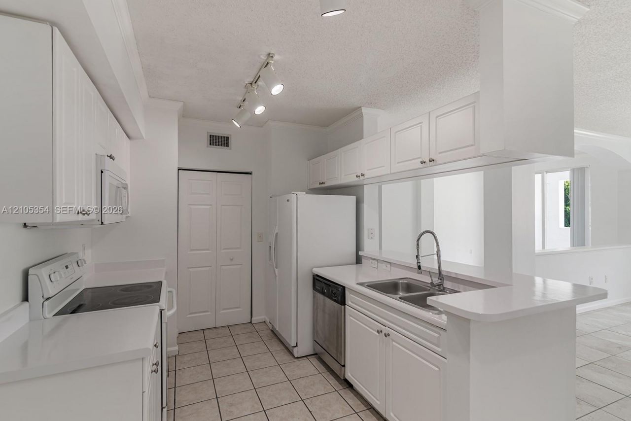 17125 N Bay Rd, Unit 3307, Sunny Isles Beach, FL 33160 Photo