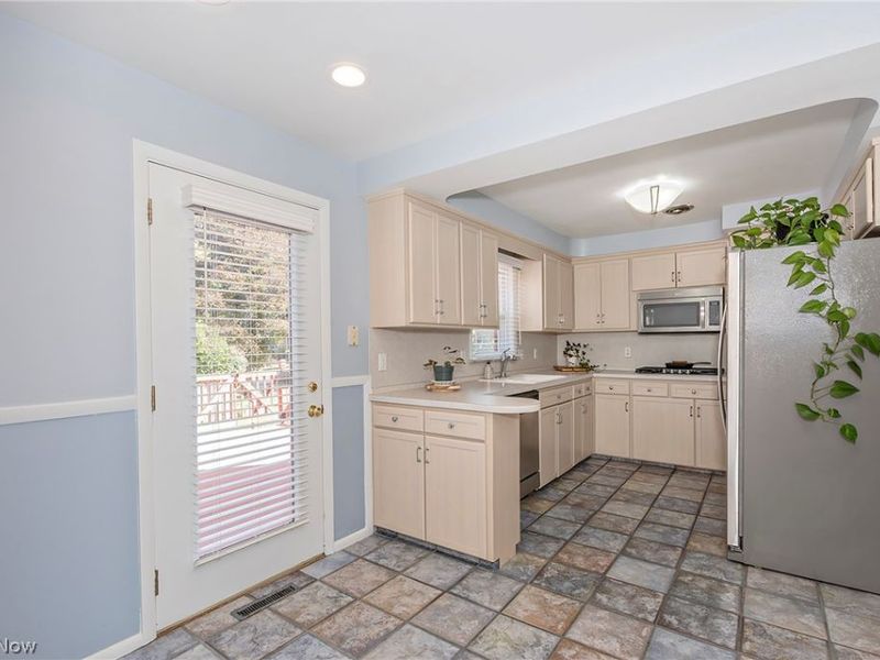 3843 Claridge Oval, University Heights, OH 44118 Photo 9
