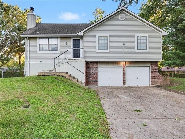 3804 NE Woods Court, Lee's Summit, MO 64064
