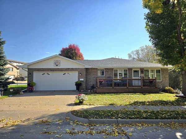 1398 Oak Park Place, Dubuque, IA 52002