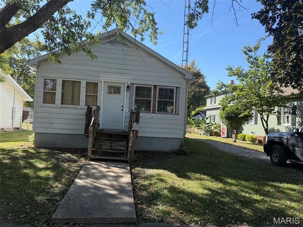504 Sanford Avenue , Nokomis, IL 62075