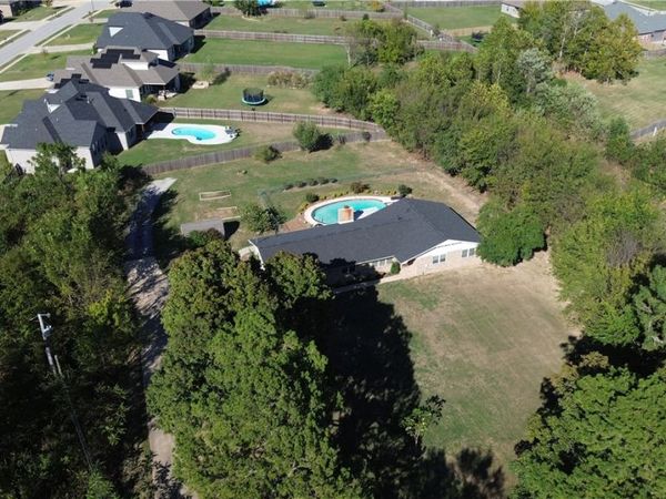 588 Elm Valley Lane, Elm Springs, AR 72762
