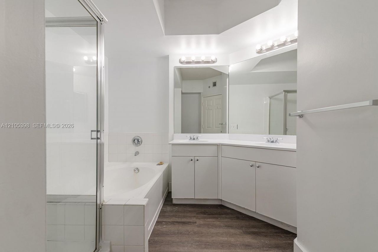 17125 N Bay Rd, Unit 3307, Sunny Isles Beach, FL 33160 Photo
