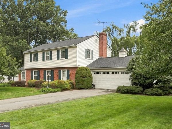 1919 ROBINDALE AVENUE, LANCASTER, PA 17601