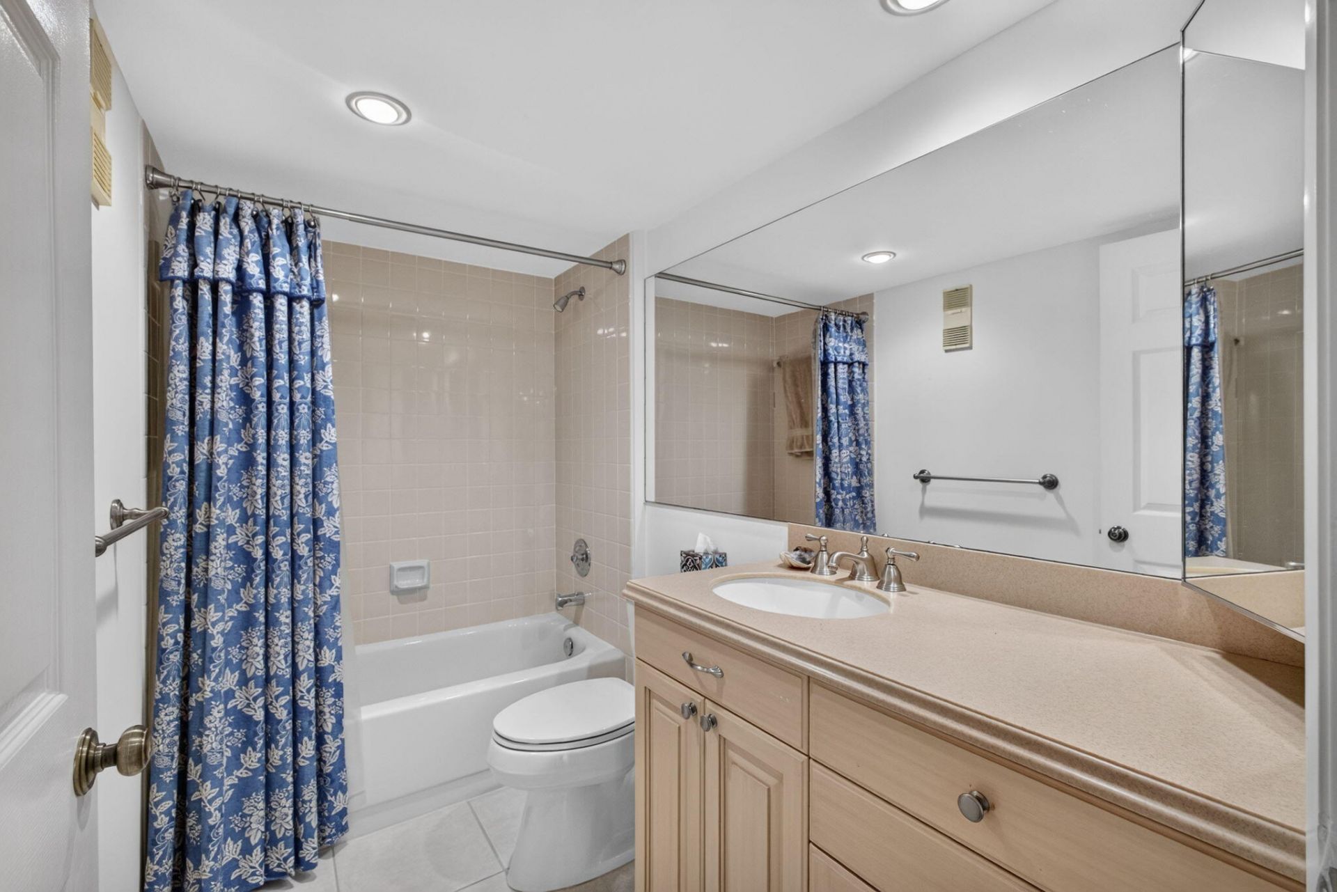3710 Whitehall Drive, Unit 401, West Palm Beach, FL 33401 Photo
