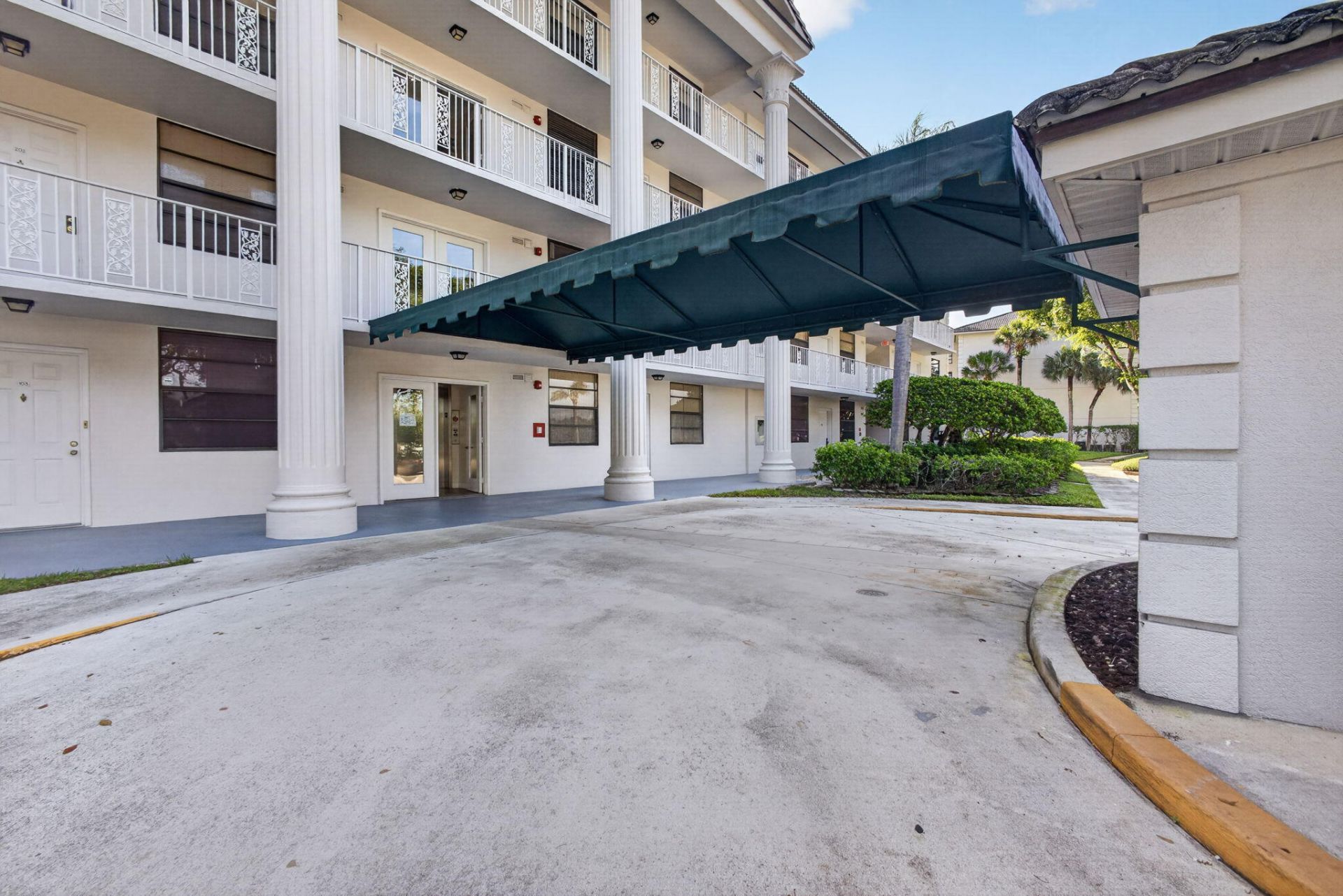3710 Whitehall Drive, Unit 401, West Palm Beach, FL 33401 Photo