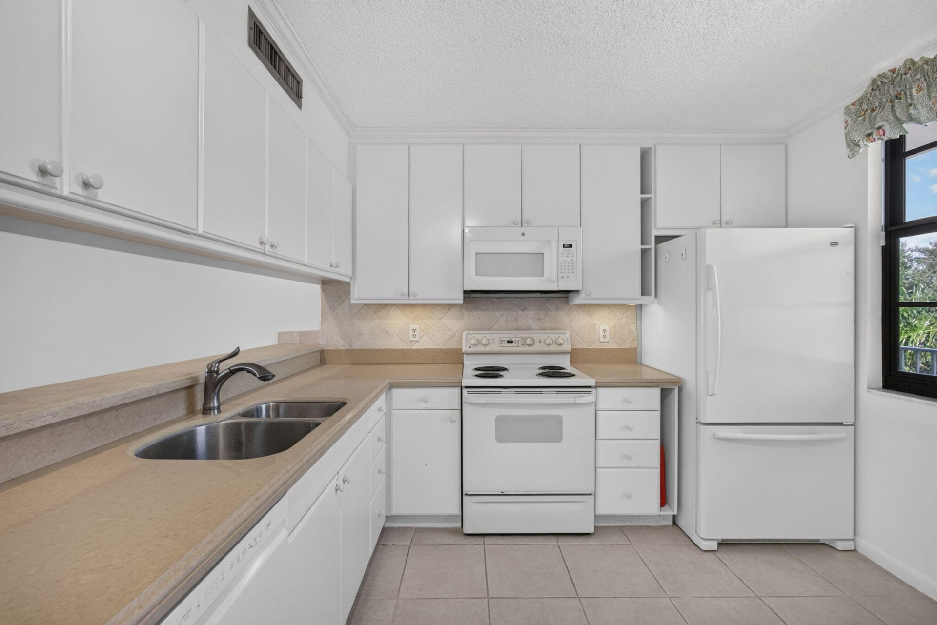 3710 Whitehall Drive, Unit 401, West Palm Beach, FL 33401 Photo