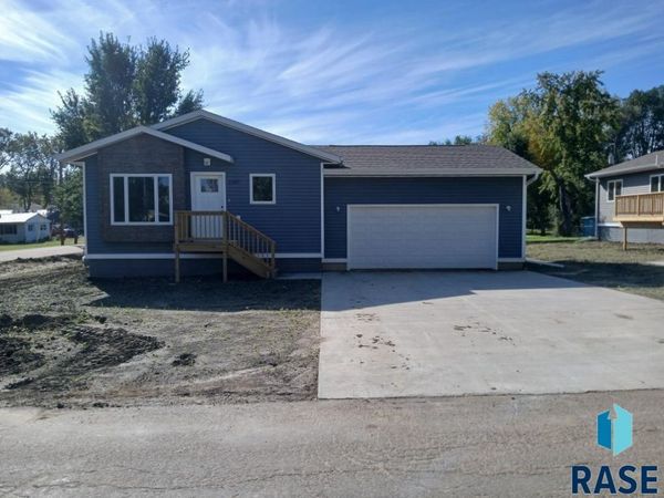1947 E 33rd St N N, Sioux Falls, SD 57104