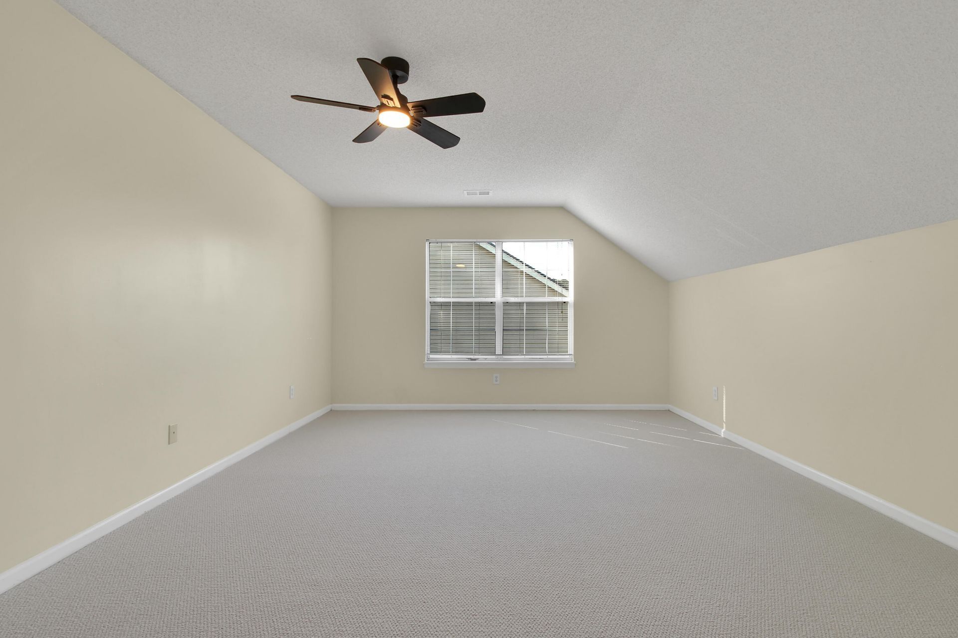 1465 Clarendon Way Photo 33
