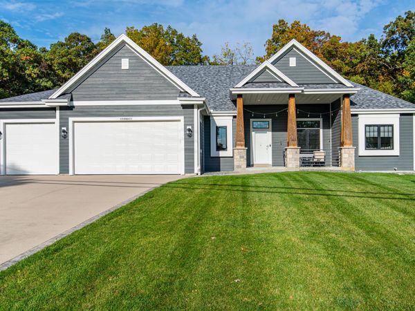 W304N2477 Maple Ave, Delafield, WI 53072