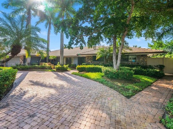 407 Sunset Dr , Hallandale Beach, FL 33009