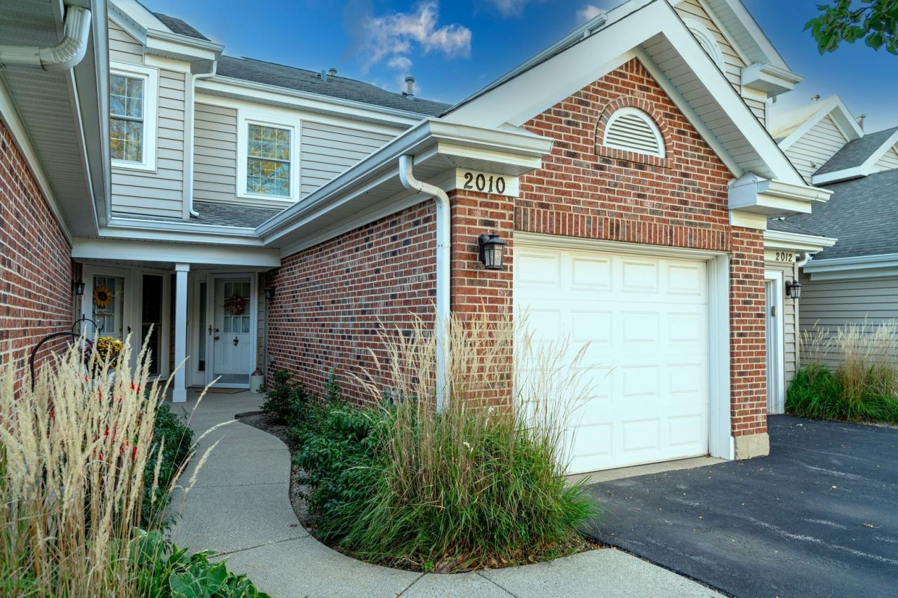 2010 N Stillwater Road, Arlington Heights, IL 60004 Main Photo