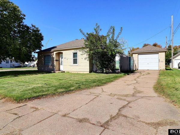 1102 E 10th Street, Fremont, NE 68025