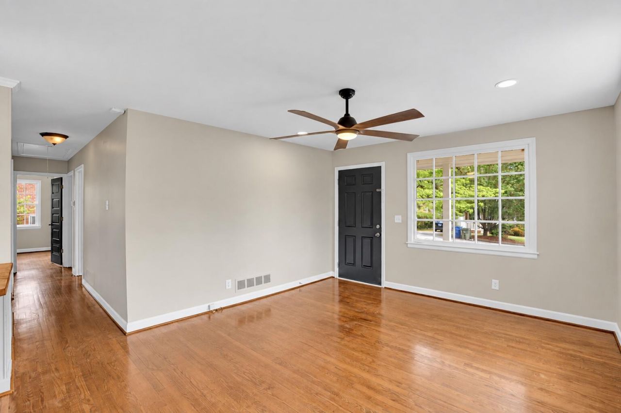 955 Laurie Lane Photo 9