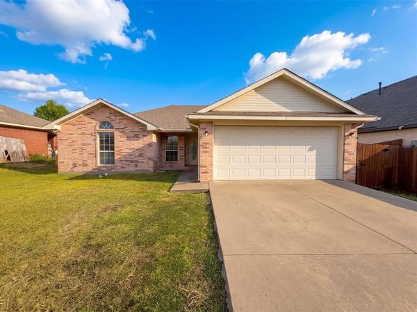 208 Comanche Trail, Alvarado, TX 76009